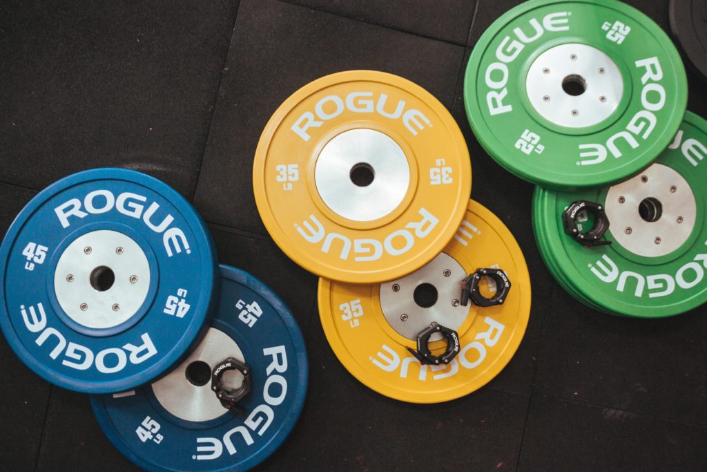3 pares de discos para barras para entrenar con peso: azules, amarillos y verde